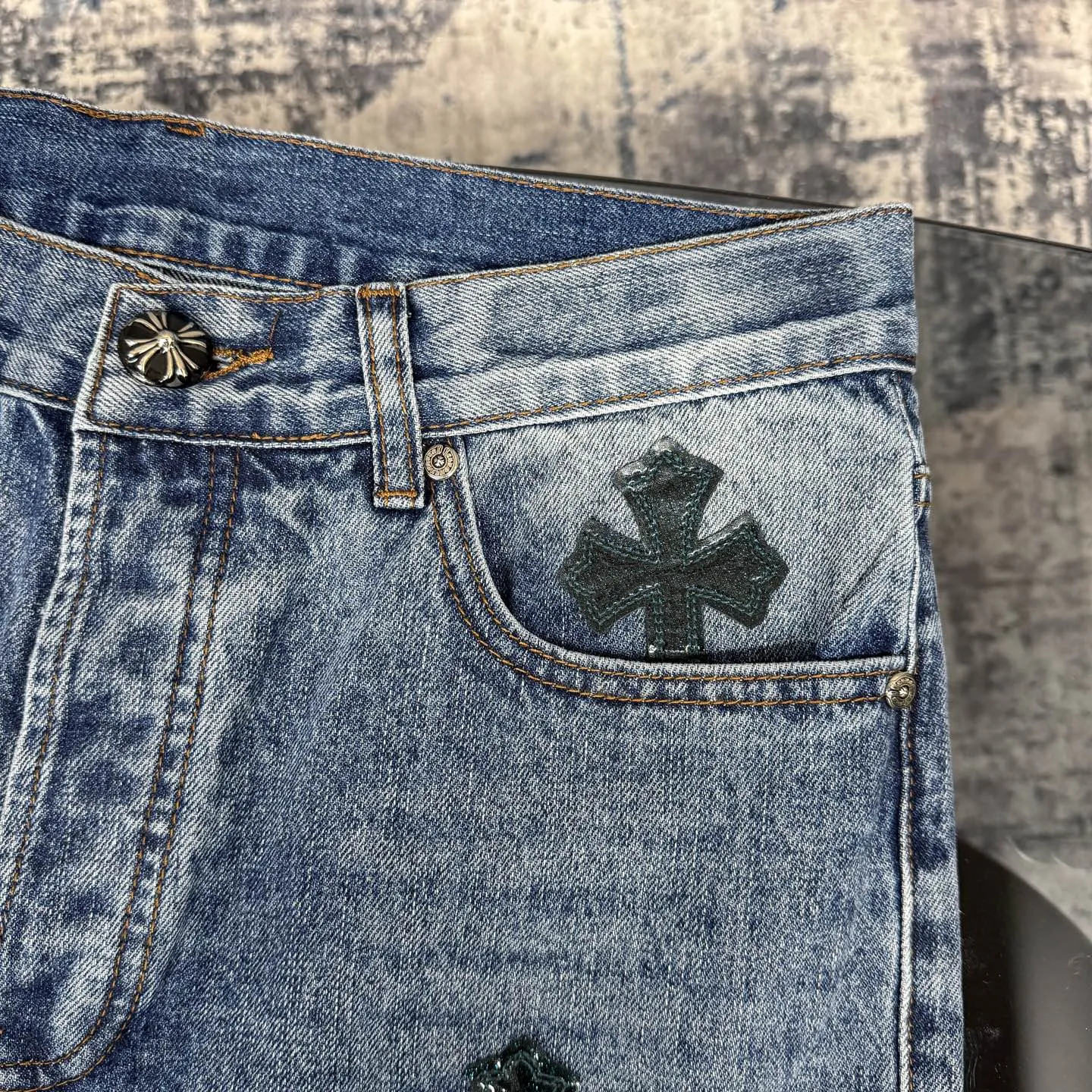 P280 Chromehearts washed blue ripped starry sky leather jeans adopt starry sky theme leather elements, mostly presented in the shape of a cross, with glitter on the leather surface. Unique design, simple and elegant details, exquisite workmanship, the entire trousers are neatly routed, and the details are in place! Ceiling-level jeans, a pair that is hard to find at the counter. About Zangyin, this is an extremely luxurious fashion brand that can also be called the aristocrat of the high street. It has always been an exclusive brand for some hipsters or the rich second generation. It is more luxurious and noble than ordinary high streets. It is more fashionable and individual than luxury brands. Top heavy industry fashion design has always been created in high street luxury style. Speaking of this style, Zangyin family and GU family are definitely the leading representative brands, especially the Zangyin family's creation of high street style. It has really achieved a state-of-the-art effect. The color system of this model is made of unique washed materials. It is already quite eye-catching. It is decorated with pink patchwork cross flowers, which cleverly highlights the charm of the brand. Secondly, this model adopts a classic high-waist cutting design, which highlights the long legs and fashionable temperament of the upper body. The brand is highly recognizable and the slim-fitting configuration is more suitable for daily wear. Personality, fashion, and specification interpretation are all at a glance. Needless to say, materials and craftsmanship. As an excellent craftsman brand, Zangyin’s requirements for details and craftsmanship are really perfect. The washed color of this model has gone through a lot of processes, not to mention the embellishment of the denim appliqués. It is also purely hand-made and sewn. Just like what they believe in, only hand-made things have soul and have the meaning of wearing. A top-notch heavy-duty fashionable denim item. Recommended by both hands. Size: 28/30/32/34/36 Waist: 73/78/83/88/93 Knee: 52/53.5/55/56.5/58 Pants length: 100/102/104/106/108